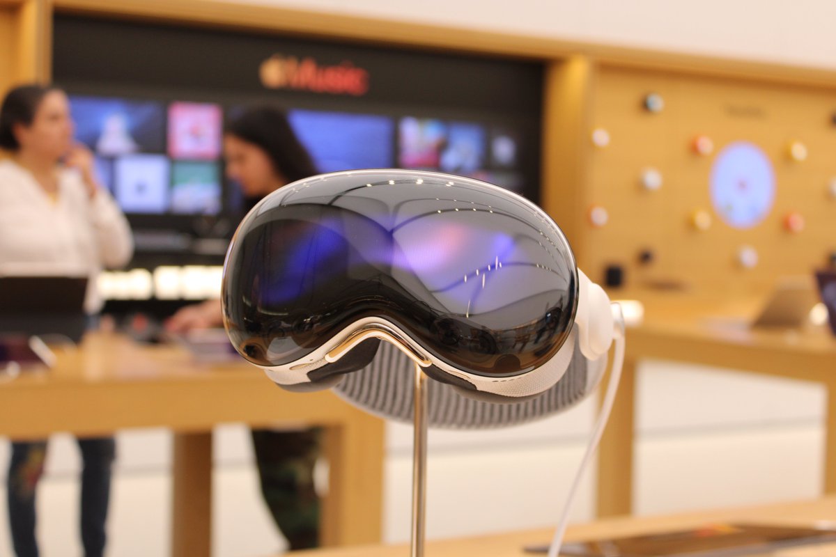 PulseTechverse's tweet image. طبق گزارش MacRumors، اپل اخیراً به‌روزرسانی داخلی بزرگی را برای Apple Vision Pro انجام داده و آن را به یک هسته تراشه M5 کاملاً جدید و یک هدبند بافته دوگانه با طراحی جدید مجهز کرده است که هدف آن بهبود تجربه کاربری در دو بُعد اصلی است: عملکرد و راحتی.