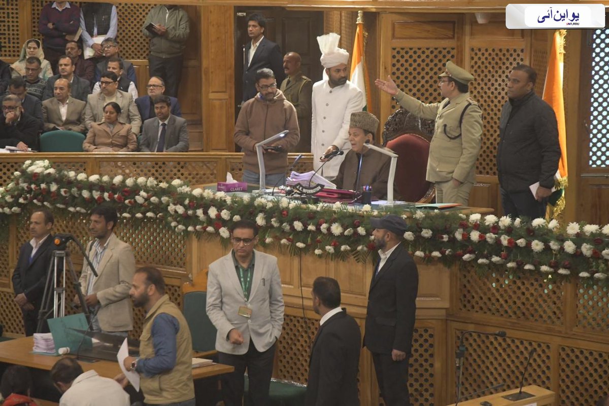 uniurdunews's tweet photo. جموں کشمیر اسمبلی کے خزاں کا سیشن آج ہنگامے کے ساتھ ختم ہوا اور اسمبلی اسپیکر عبدالرحیم راتھر نے اسمبلی کی کارروائی کوغیر معینہ مدت کیلئے ملتوی کردیا
📸:شاہ جنید،یواین آئی
#JammuKashmir I #JKAssembly I #AutumnSession I @OmarAbdullah https://t.co/aFRcrKV4TQ