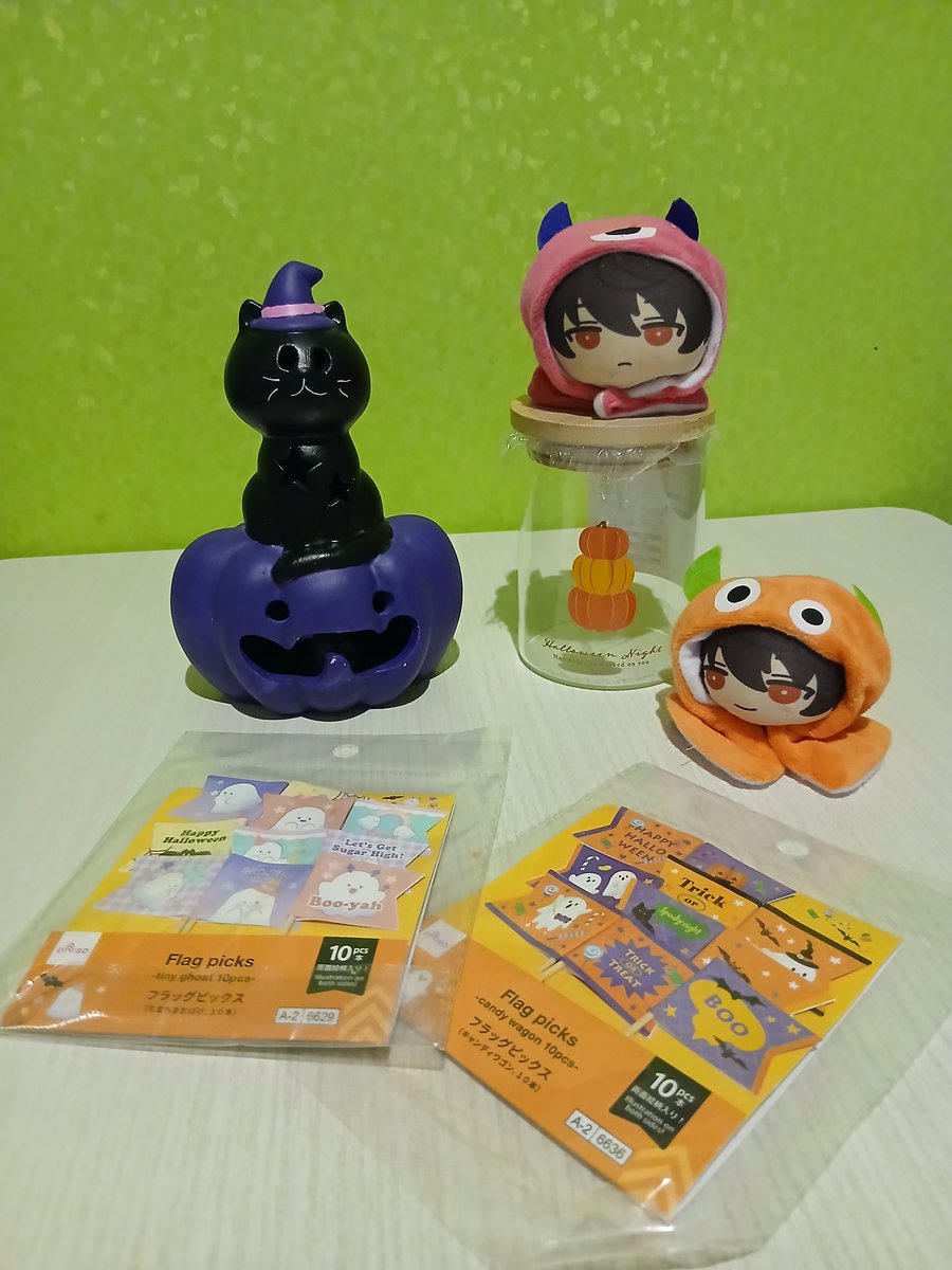 ritz_tokidoki's tweet photo. HAPPY　HALLOWEEN🎃👻
リッちゃんたちと買ったハロウィングッズだよ～♪
紫カボチャはランプなんだけど、電池買うの忘れてたんだよね……枕元においてもいいかも……？ https://t.co/bcs5Zh7r3S