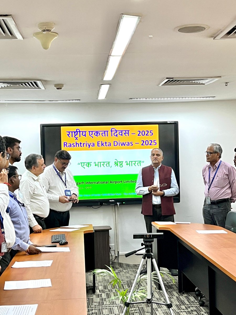 Officials at #SBSIAirport today reaffirmed their commitment to the unity and integrity of the nation by taking the Rashtriya Ekta Diwas pledge.

A day to honour the vision of Sardar Vallabhbhai Patel and stand united  &amp; stronger together 🇮🇳

#RashtriyaEktaDiwas #UnityDay