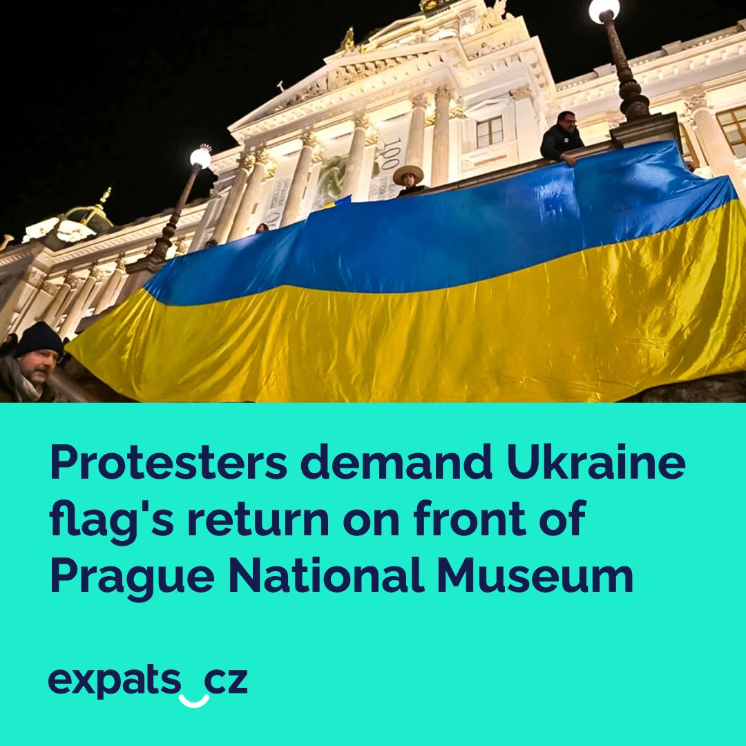 🏛 The large flag was hung up on the façade of Czechia's largest museum in February 2022, but disappeared in late summer.

🇺🇦 Demonstrators hoisted two mobile poles with Ukrainian flags in front of the entrance at the protest.

Read more: expats.cz/r/fpuzl