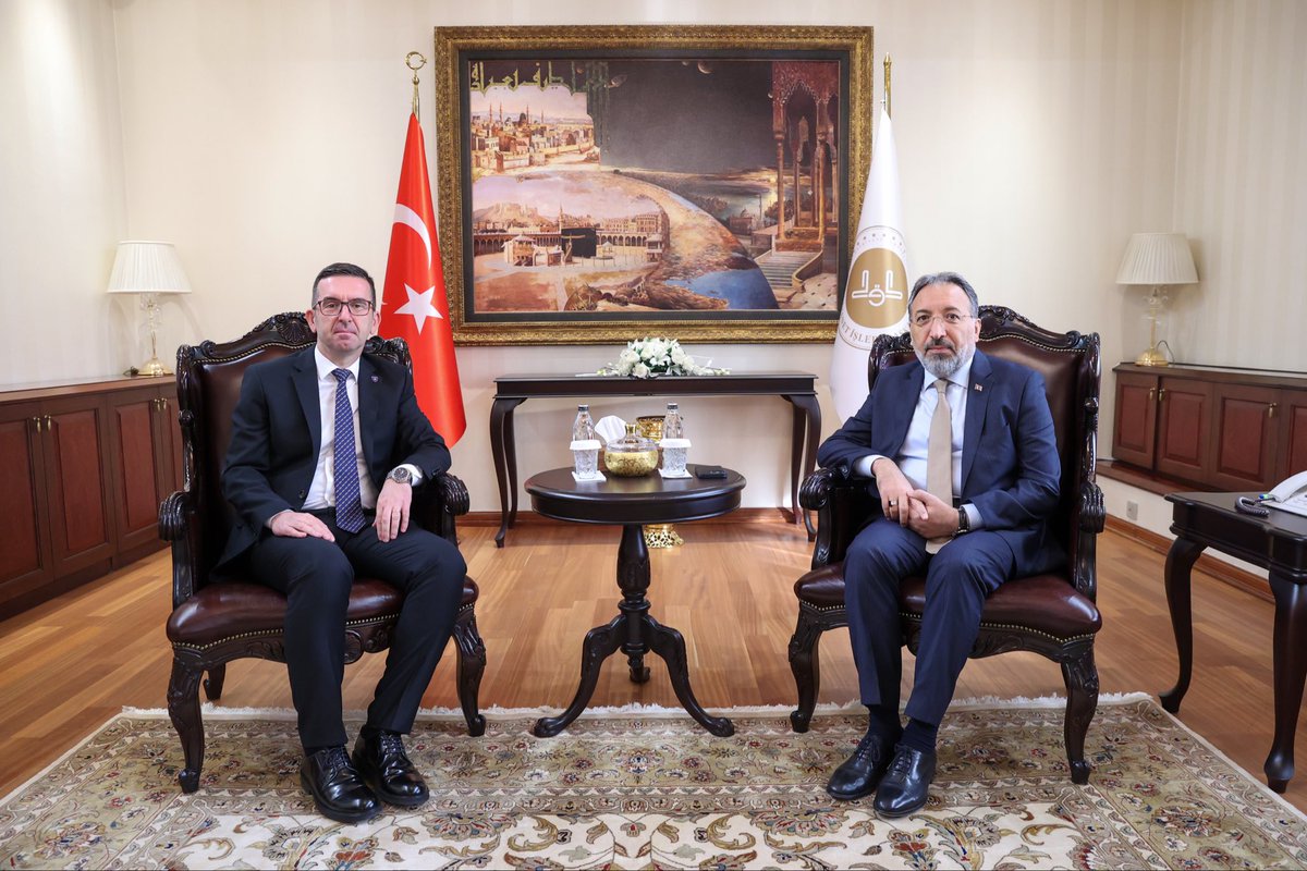 Ambasadori Vrenezi takoi Prof. Dr. Safi Arpaguş, Kryetarin e sapoemëruar të Presidencës së Çështjeve Fetare të Republikës së Turqisë.

Büyükelçi Vrenezi, Türkiye Cumhuriyeti Diyanet İşleri Başkanlığı görevine yeni atanan Prof. Dr. Safi Arpaguş ile bir araya geldi.
