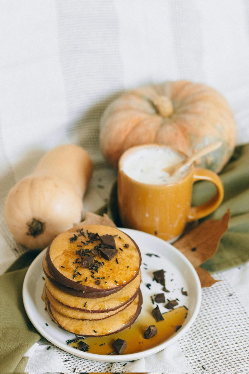 FabioPibru's tweet image. My fluffy Samoyed, Mochi, loves anything pumpkin spice!  🍂🐶 I whipped up a batch of homemade pumpkin spice treats with oats and coconut milk - he devoured them! 🧡 #PumpkinSpice  #SamoyedLove #SpoiledDog