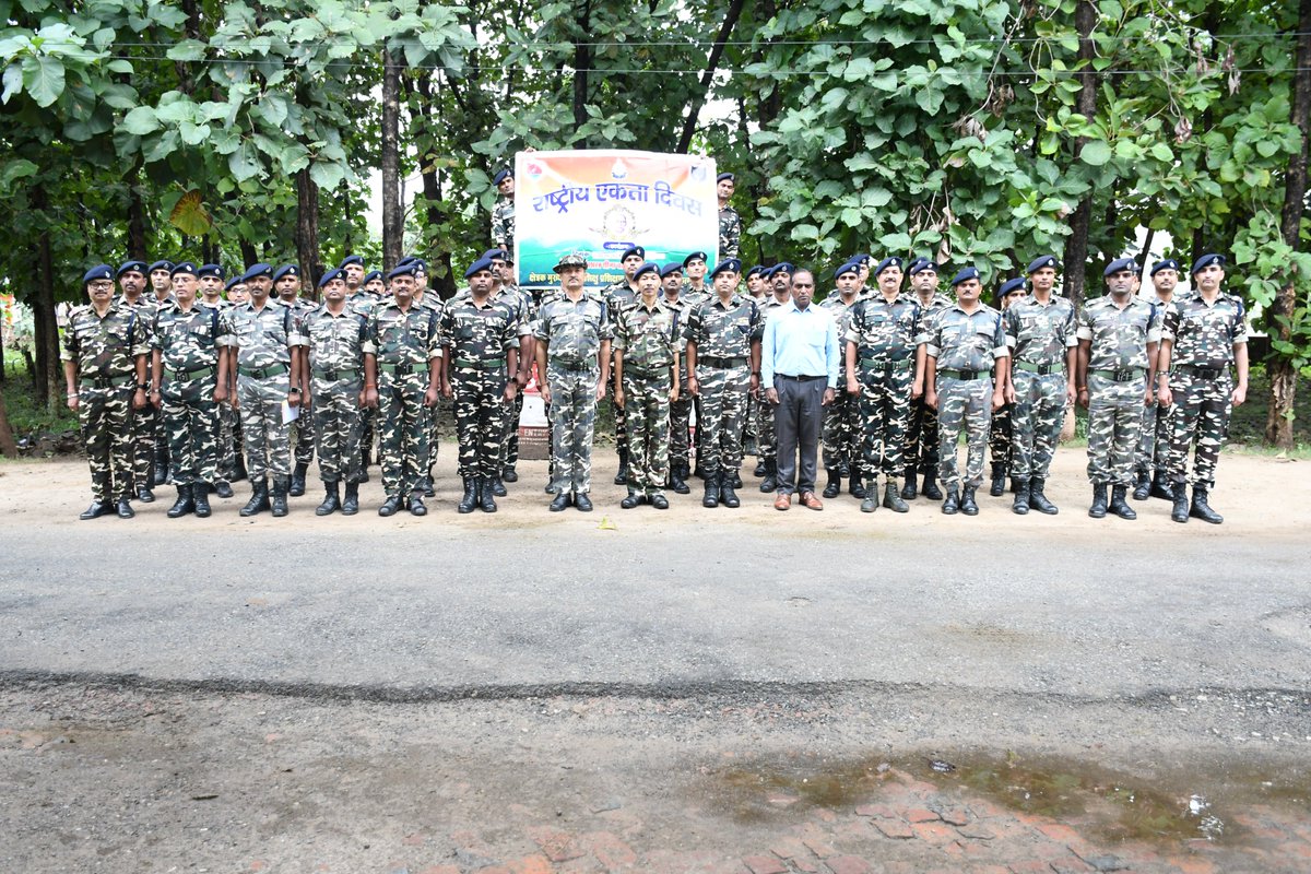आज राष्ट्रीय एकता दिवस के अवसर पर उपमहानिरीक्षक श्री मुन्ना सिंह जी के नेतृत्व में सशस्त्र सीमा बल गोरखपुर के सभी अधिकारियों एवं जवानों ने देश की एकता, अखंडता और सुरक्षा के प्रति समर्पण की शपथ ली। <a href="/SSBFTRLUCKNOW/">SSB FTR LUCKNOW</a>  <a href="/SSB_INDIA/">Sashastra Seema Bal</a>