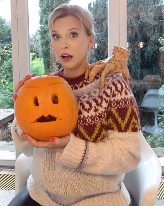 eva_habermann's tweet image. 🎃 Wenn dein Kürbis leicht panisch schaut und dein Dino das Kommando übernimmt… dann ist offiziell Halloween! 😄🦖
Ich schwöre, er hat „Buh!“ gesagt. Oder war das ich? 👻

#HalloweenFun #PumpkinVibes #EvaHabermann #SpookySeason  #FunnyHalloween  #TrickOrTreat #halloween #pumkin