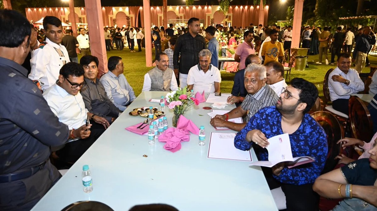 madanrrathore's tweet image. मेरे पारिवारिक मित्र श्री ओम जी लोहिया के भतीजे एवं श्री अशोक जी गर्ग के सुपुत्र चि. श्री आदित्य की सगाई कार्यक्रम में सम्मिलित होकर परिवार को इस शुभ अवसर पर शुभकामनाएं दीं।

#Pali