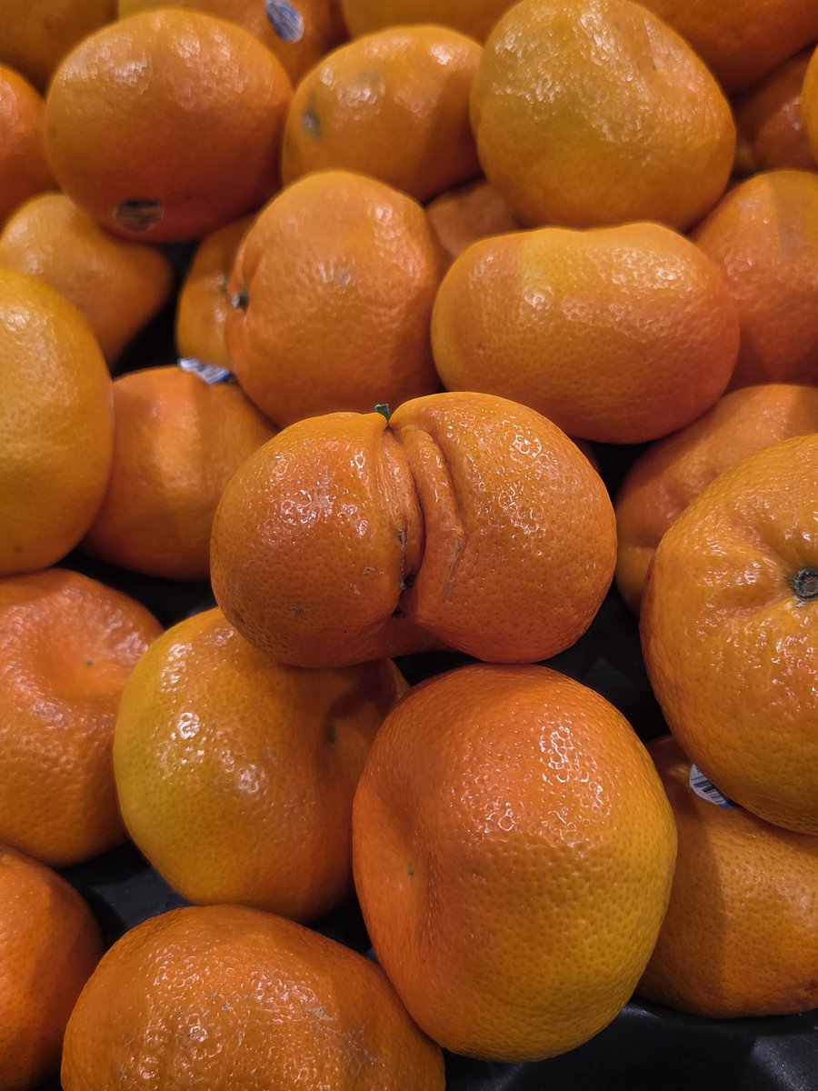 Is it just me or does this mandarin look sussy?