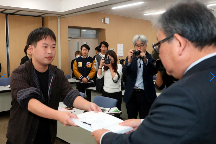 学生有志は反対署名の手渡しを「報道陣がいるからダメ」と言われ拒否された。単独でも拒否された。会見中も入れない。
そこで彼は会見終了直後に手渡した。まだメディアがいる手前、学長は受け取らざるを得なかったのだろう。

山口大授業料引き上げ 学生有志は説明不足と反発chugoku-np.co.jp/articles/-/736…