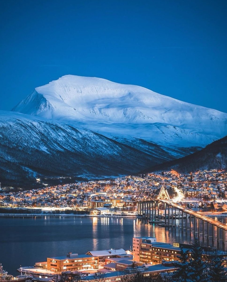 CRYPTO_shihab_1's tweet image. Chasing northern lights in Tromsø tonight 🌌❄️
Snow-capped mountains, glowing bridges, and pure Arctic magic.
#Norway #Tromsø #WinterWonderland