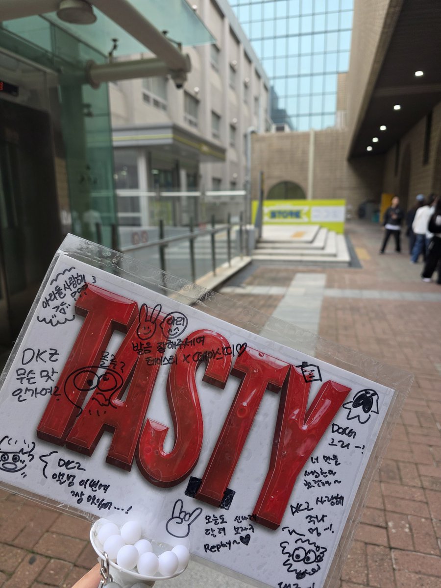 [📢] 251031 KBS2 뮤직뱅크 생방송 인원체크 안내

일시 : PM 4:00
장소 : KBS 신관

참여하시는 아리 분들은 사진 속 장소로 준비물을 지참하시어 명단 번호대로 줄을 서주시기 바랍니다.

#DKZ #디케이지
#TASTY #테이스티
#ReplayMyAnthem