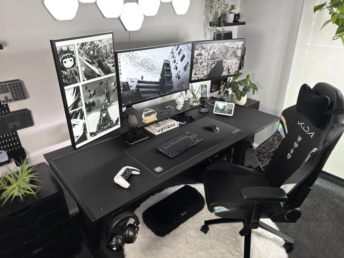 JezzaJen's tweet image. My desk setup is so clean, it qualifies as minimal art. I can sit, stand, switch colours to change the vibe, swap the mousepad, change decor and hide every cable to be clutter free and effortless to manage. It never stops looking like art to me! 🖤🤍 #Secretlab @secretlabchairs
