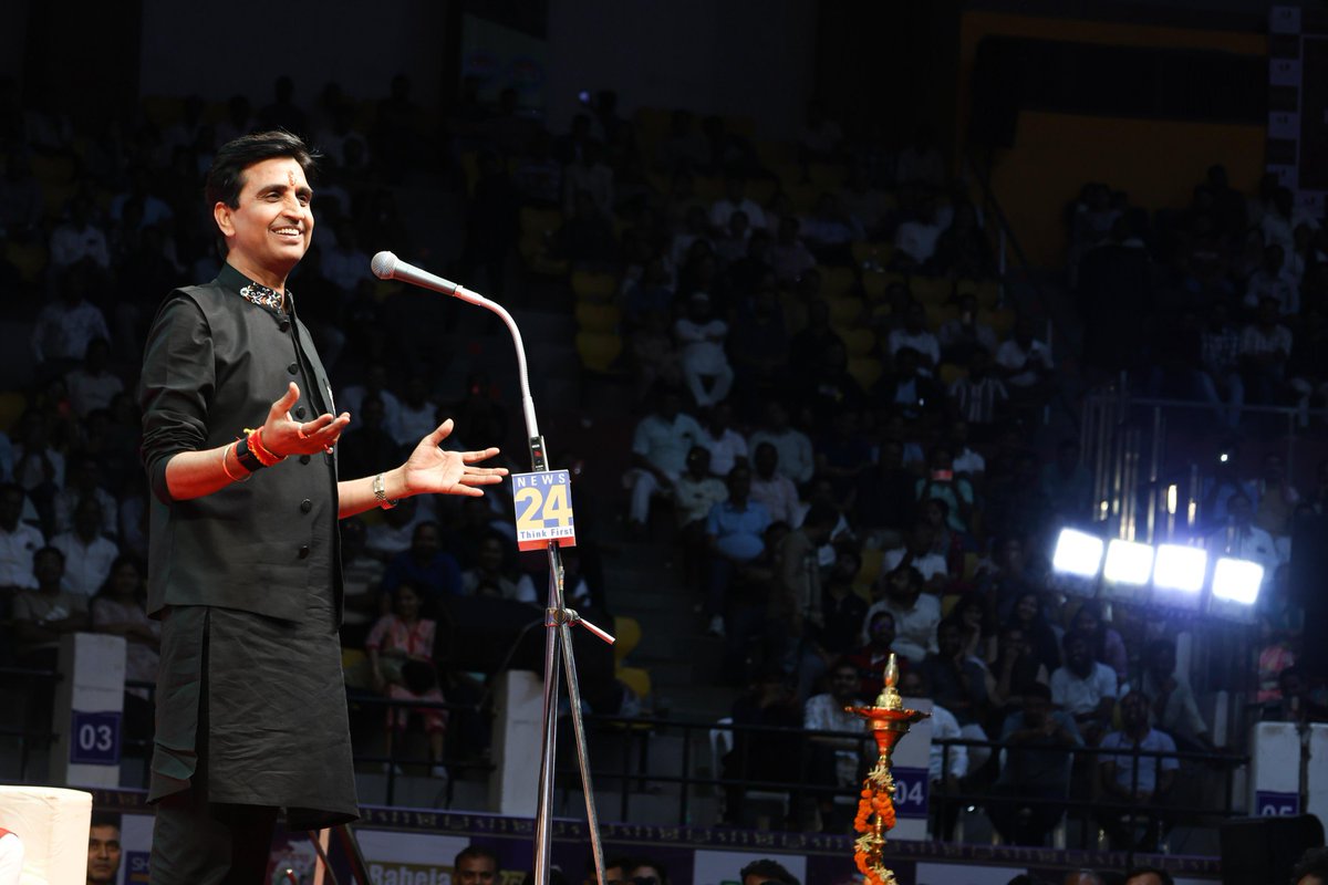 रायपुर में आयोजित काव्य-संध्या में समागत जनसैलाब के सहृदय समागम एवं उत्साह ने इस आयोजन को अविस्मरणीय बना दिया। कविताओं को समर्पित इस शाम की सार्थकता शतगुणित करने के लिए आप सभी काव्यानुरागी श्रोताओं का आकाश भर आभार।❤️🙏
Wardrobe- <a href="/Rochaldas_sons/">Rochaldas Sons</a>