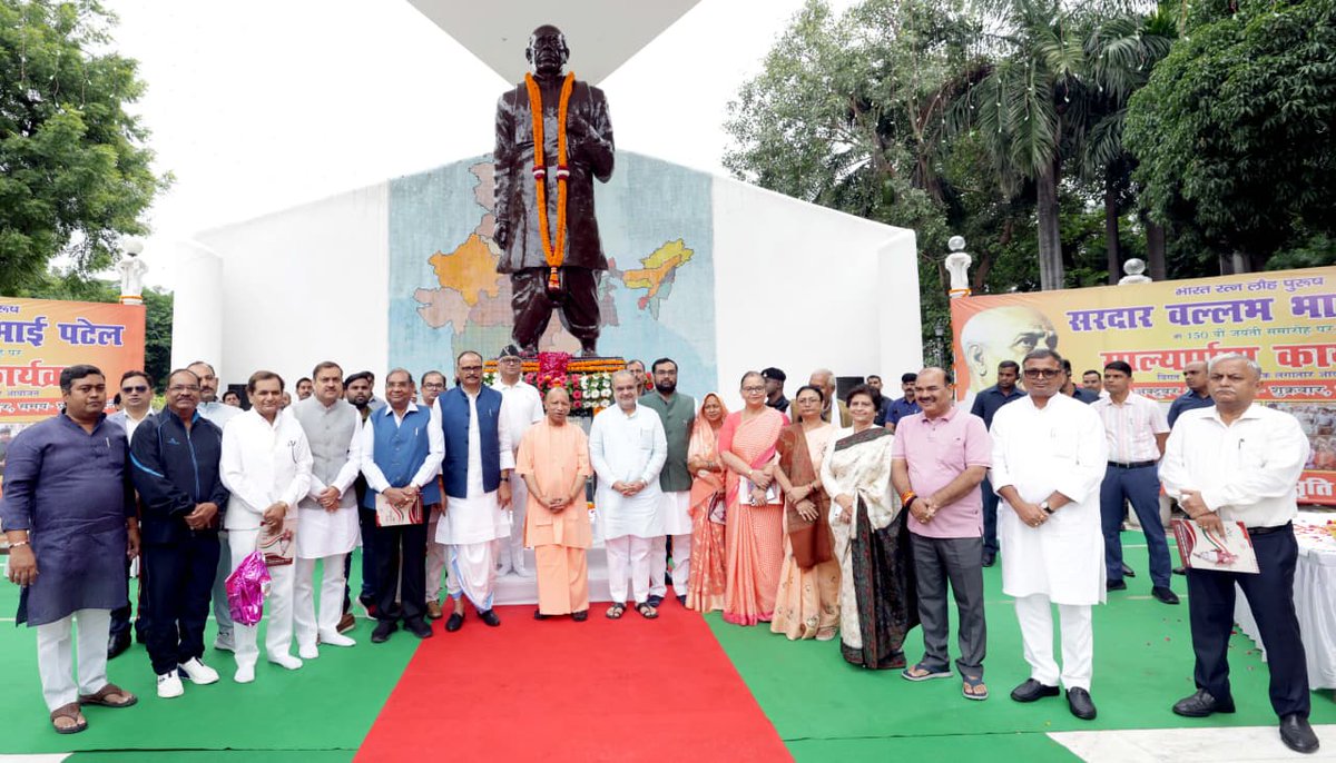 CMOfficeUP's tweet image. #UPCM @myogiadityanath ने भारत माता के महान सपूत, लौह पुरुष, &apos;भारत रत्न&apos; सरदार वल्लभ भाई पटेल जी की 150वीं जयंती एवं &apos;राष्ट्रीय एकता दिवस&apos; के अवसर पर आज जनपद लखनऊ में उनकी प्रतिमा पर पुष्प अर्पित कर उन्हें श्रद्धांजलि दी। इस अवसर पर &apos;एक भारत-आत्मनिर्भर भारत&apos; को समर्पित ‘रन फॉर…