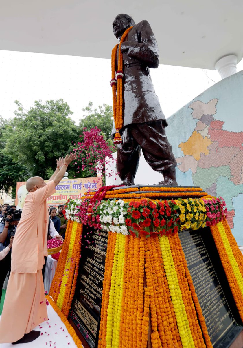 CMOfficeUP's tweet image. #UPCM @myogiadityanath ने भारत माता के महान सपूत, लौह पुरुष, &apos;भारत रत्न&apos; सरदार वल्लभ भाई पटेल जी की 150वीं जयंती एवं &apos;राष्ट्रीय एकता दिवस&apos; के अवसर पर आज जनपद लखनऊ में उनकी प्रतिमा पर पुष्प अर्पित कर उन्हें श्रद्धांजलि दी। इस अवसर पर &apos;एक भारत-आत्मनिर्भर भारत&apos; को समर्पित ‘रन फॉर…
