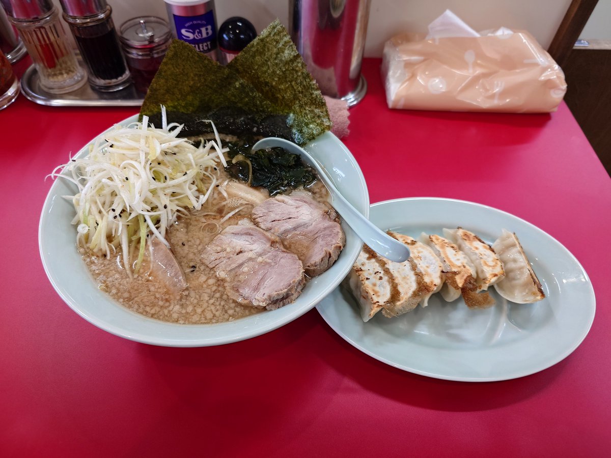 ado0217's tweet photo. 浜松市中央区高浜北
ザ・ラーメン みなとや商店 本店　#ラーメン　#餃子
うまいWネギWチャーシューハマる（醤油）＋餃子　1400＋280円
10月7日にオープンのラーショ系のお店です。
背脂たっぷりでベースは鶏豚の旨味がある醤油スープ。
麺は柔めの中細。
隠れてますがチャーシューが凄い量です。 https://t.co/19FzWWwMin