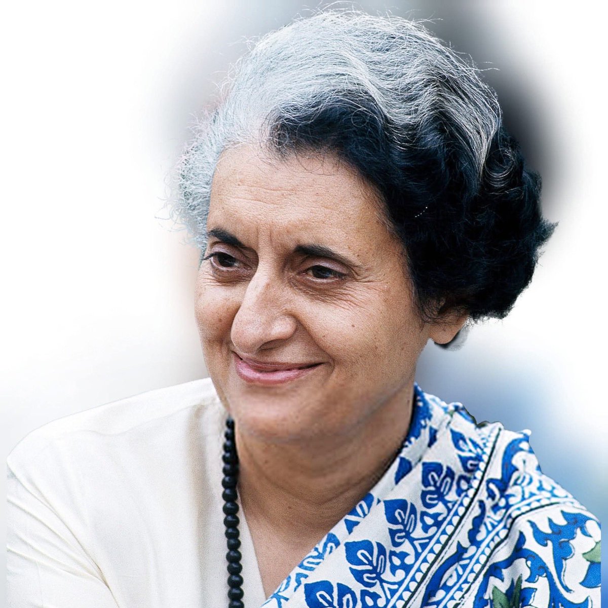 ChatrathM's tweet image. हरित क्रांति हो या गरीबी उन्मूलन या फिर देश की एकता, अखंडता व संप्रभुता की रक्षा पूर्व प्रधानमंत्री श्रीमती इंदिरा गांधी जी ने अपने शब्दों के अनुरूप खून का एक-एक कतरा समर्पित कर दिया।

उनके सम्पूर्ण व्यक्तित्व व कृतित्व में देश की मिट्टी के प्रति प्रेम, कर्तव्य व समर्पण…