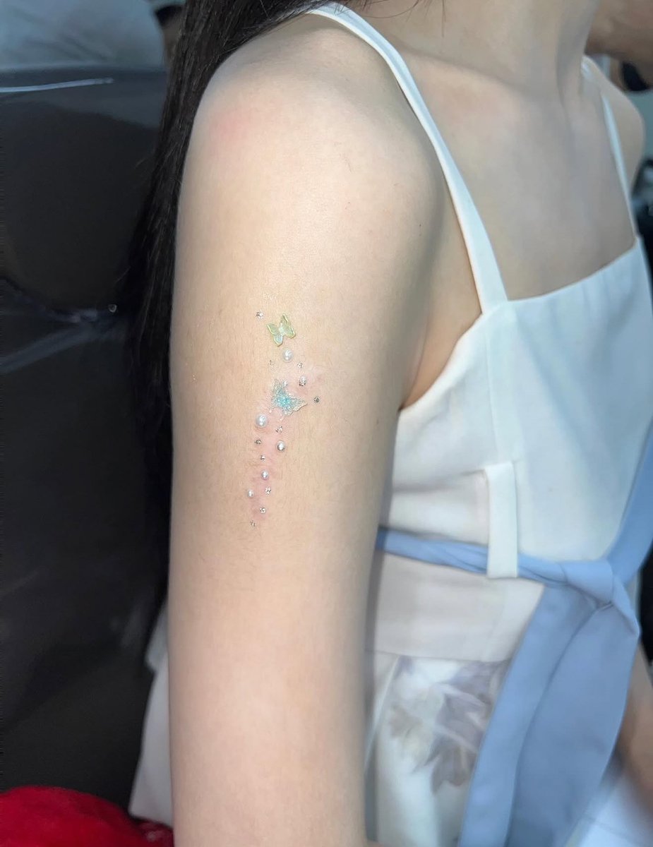 kinda love when they decorate chorong’s scar jskdjd