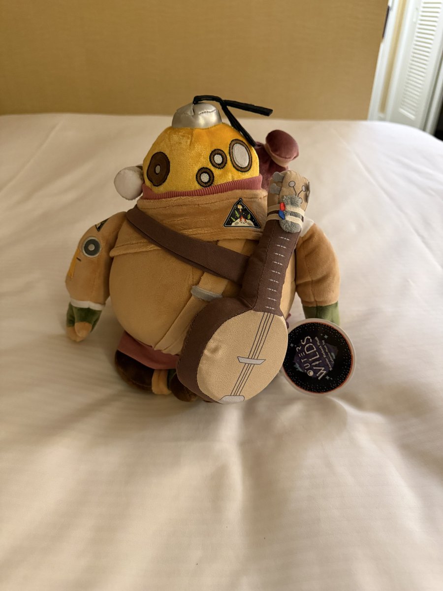 I just got a surprise gift at Furpocalypse from my son <a href="/The_ArdWolf/">ArdWolf 🔜 Furpoc</a> . Riebeck is my favorite Outer Wilds character. Thank you so much! Love you son!