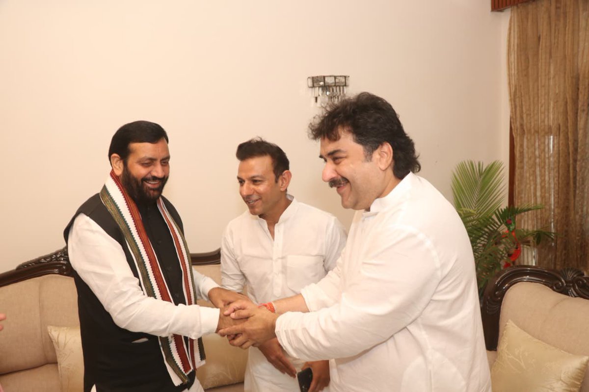 जनप्रिय मुख्यमंत्री श्री <a href="/NayabSainiBJP/">Nayab Saini</a> जी का आज फतेहाबाद स्थित भाई दुड़ाराम जी के आवास पहुंचने पर स्वागत कर प्रीतिभोज में शिरकत की। इस दौरान क्षेत्र के हमारे पारिवारिक साथियों से मुलाकात की और उनका हालचाल जाना। माननीय मुख्यमंत्री जी के कुशल नेतृत्व में प्रदेश सरकार हर वर्ग का