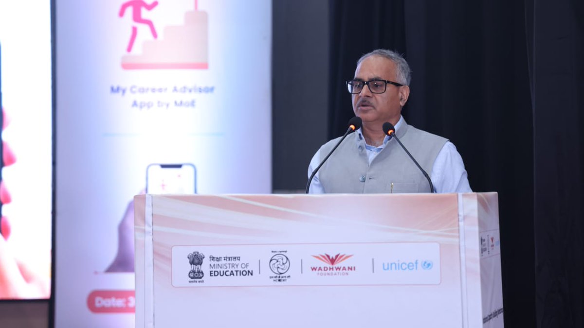 ncert's tweet image. 𝐄𝐦𝐩𝐨𝐰𝐞𝐫𝐢𝐧𝐠 𝐅𝐮𝐭𝐮𝐫𝐞𝐬 𝐰𝐢𝐭𝐡 𝐂𝐚𝐫𝐞𝐞𝐫 𝐆𝐮𝐢𝐝𝐚𝐧𝐜𝐞!
During the National Workshop for the Promotion of the Career Guide Book of 500 Career Cards and the My Career Advisor App, Prof. Dinesh Prasad Saklani, Director, NCERT, emphasized that this initiative by…