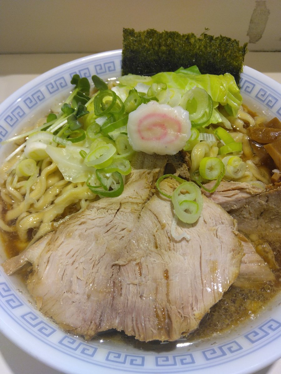 M10o40's tweet photo. 醤油ラーメン並盛り。

すっかりご無沙汰な二丁目ラーメン。

カイワレゆ茹でキャベツがいつのまにか乗ってた。
そしてカウンターには、ガラムマサラ？？
意外に合うw
美味しかったなぁ〜

#二丁目ラーメン
#ニュー二丁目ラーメン
#ハロウィンもラーメン https://t.co/6lYJ2WaqhE