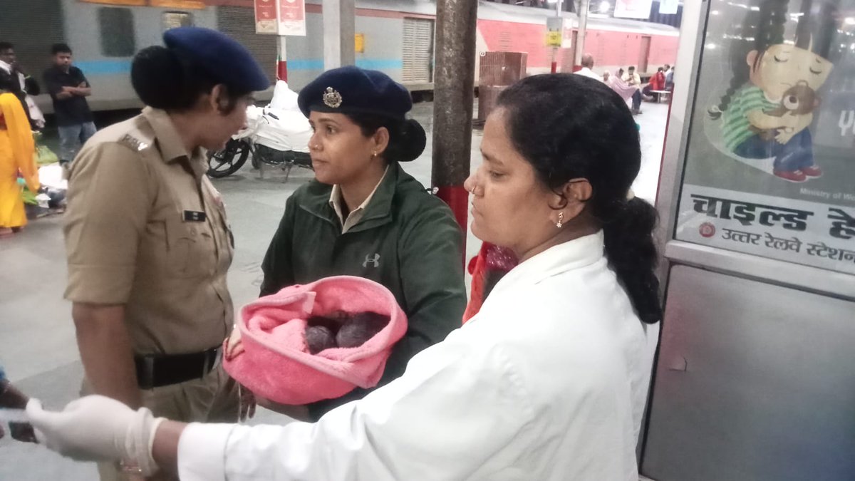 ट्रेन में नवजीवन का स्वागत!
अवध असम एक्सप्रेस (15910) में यात्रा कर रही महिला को प्रसव पीड़ा होने पर लखनऊ स्टेशन पर रेलवे की मेडिकल टीम व महिला सिपाहियों ने तुरंत सहायता प्रदान की। 
टीम की तत्परता से महिला ने सुरक्षित जुड़वां बच्चों को जन्म दिया।
मां और बच्चे दोनों स्वस्थ हैं।