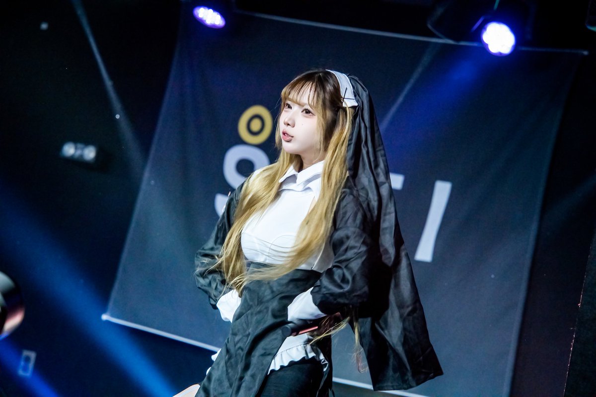 aurora23786's tweet image. 251016 dotchisuki live vol.32 

아모레 - 츄이

#츄와와