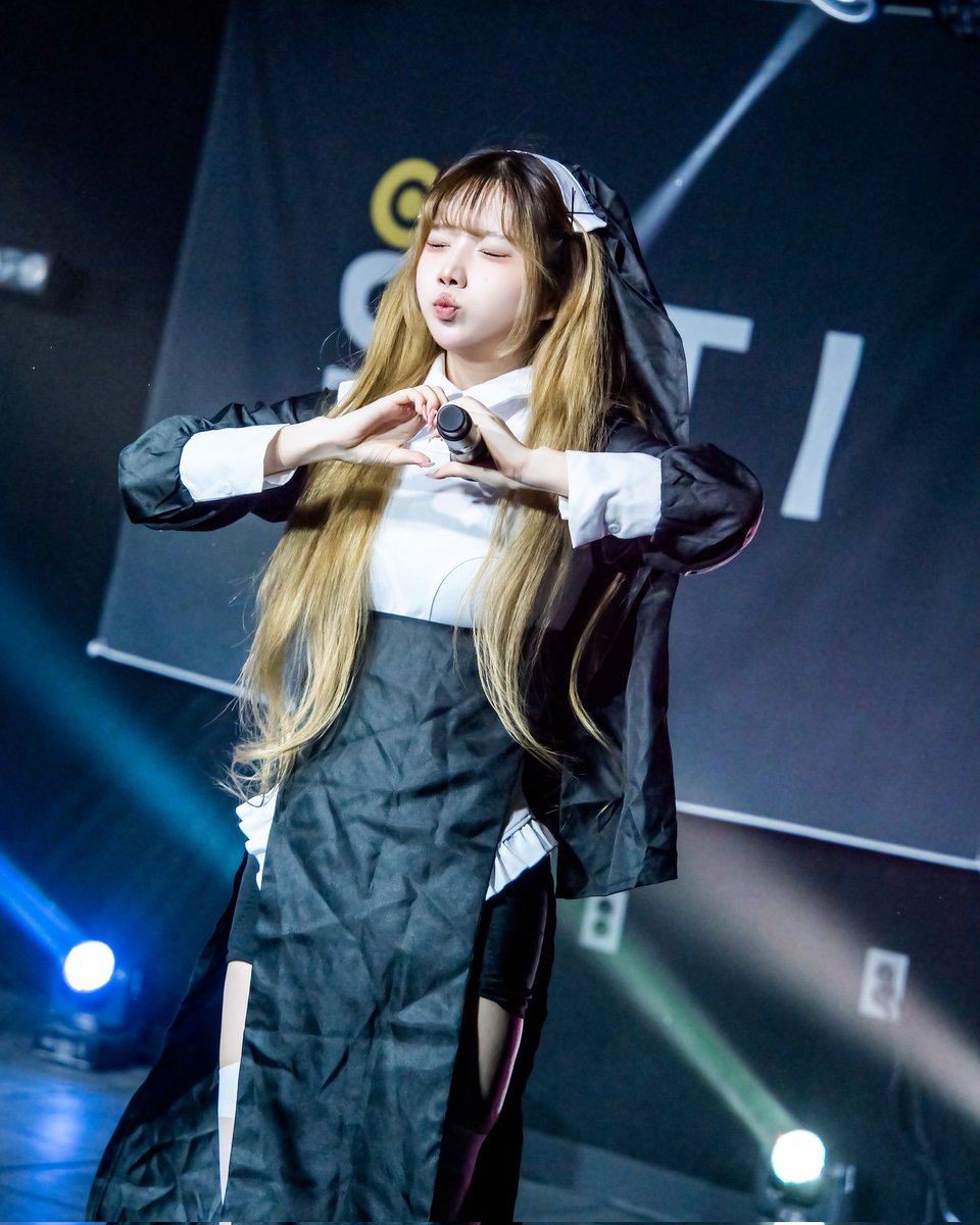 aurora23786's tweet image. 251016 dotchisuki live vol.32 

아모레 - 츄이

#츄와와