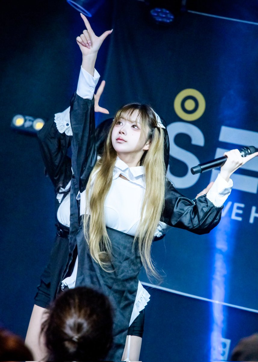 aurora23786's tweet image. 251016 dotchisuki live vol.32 

아모레 - 츄이

#츄와와