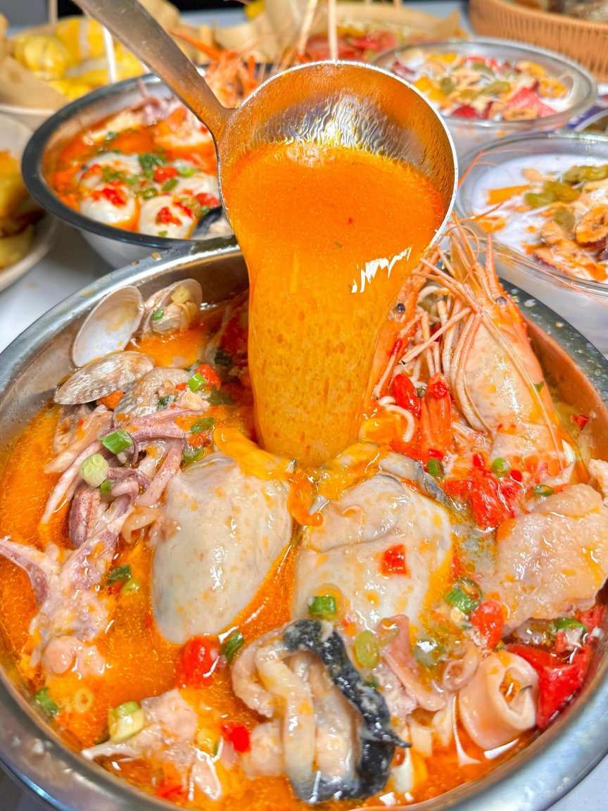 HainanToday's tweet image. Meet Wenchang Zaopo #Vinegar – #Hainan&apos;s iconic #sour and #spicy broth that captures the island&apos;s coastal spirit in a bowl! This unique fermented rice vinegar hot pot is packed with #seafood, tender meats, and fresh local ingredients. Its tangy, umami-rich flavor comes from a…