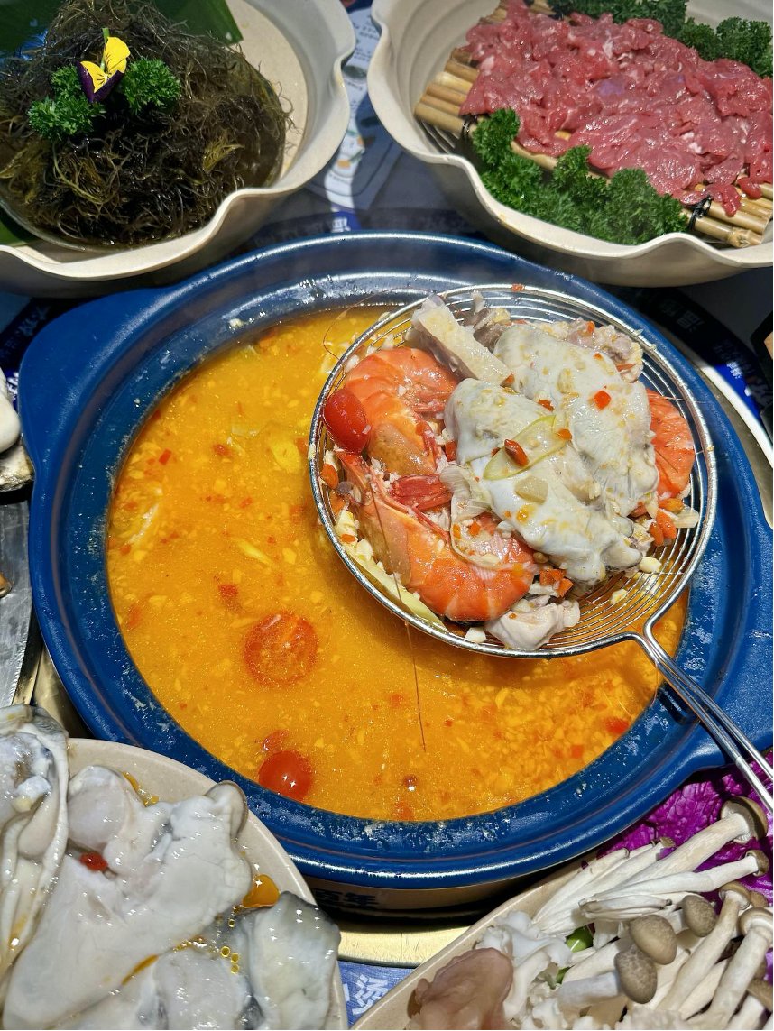 HainanToday's tweet image. Meet Wenchang Zaopo #Vinegar – #Hainan&apos;s iconic #sour and #spicy broth that captures the island&apos;s coastal spirit in a bowl! This unique fermented rice vinegar hot pot is packed with #seafood, tender meats, and fresh local ingredients. Its tangy, umami-rich flavor comes from a…