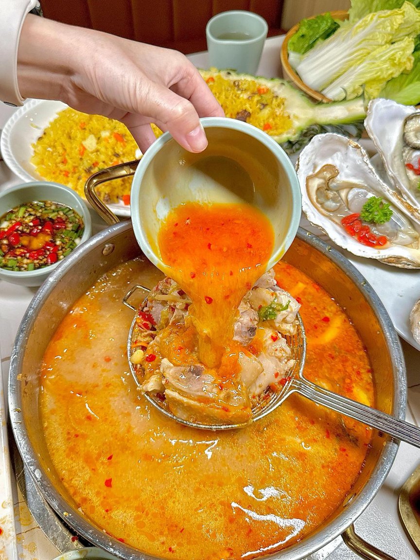 HainanToday's tweet image. Meet Wenchang Zaopo #Vinegar – #Hainan&apos;s iconic #sour and #spicy broth that captures the island&apos;s coastal spirit in a bowl! This unique fermented rice vinegar hot pot is packed with #seafood, tender meats, and fresh local ingredients. Its tangy, umami-rich flavor comes from a…