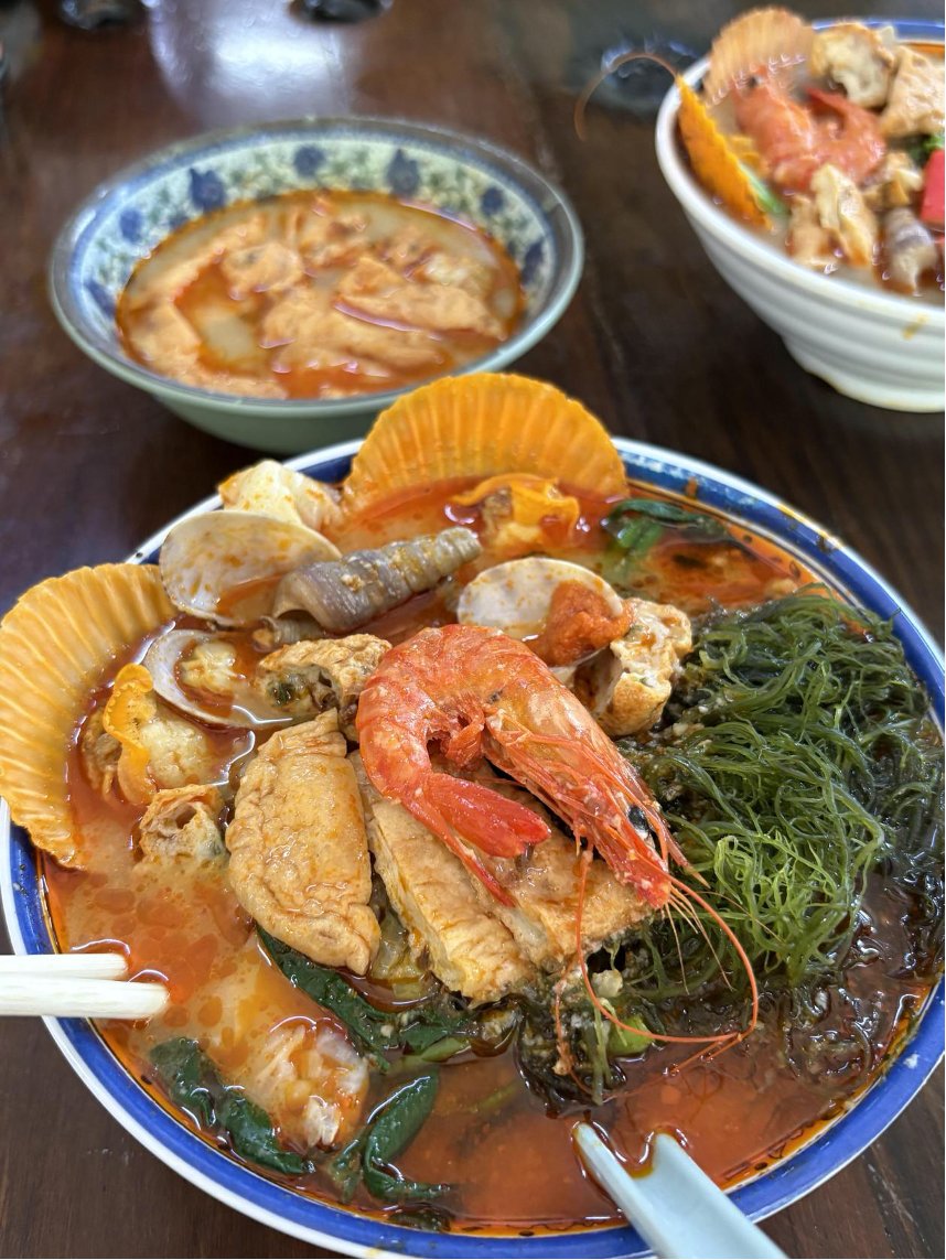 HainanToday's tweet image. Meet Wenchang Zaopo #Vinegar – #Hainan&apos;s iconic #sour and #spicy broth that captures the island&apos;s coastal spirit in a bowl! This unique fermented rice vinegar hot pot is packed with #seafood, tender meats, and fresh local ingredients. Its tangy, umami-rich flavor comes from a…