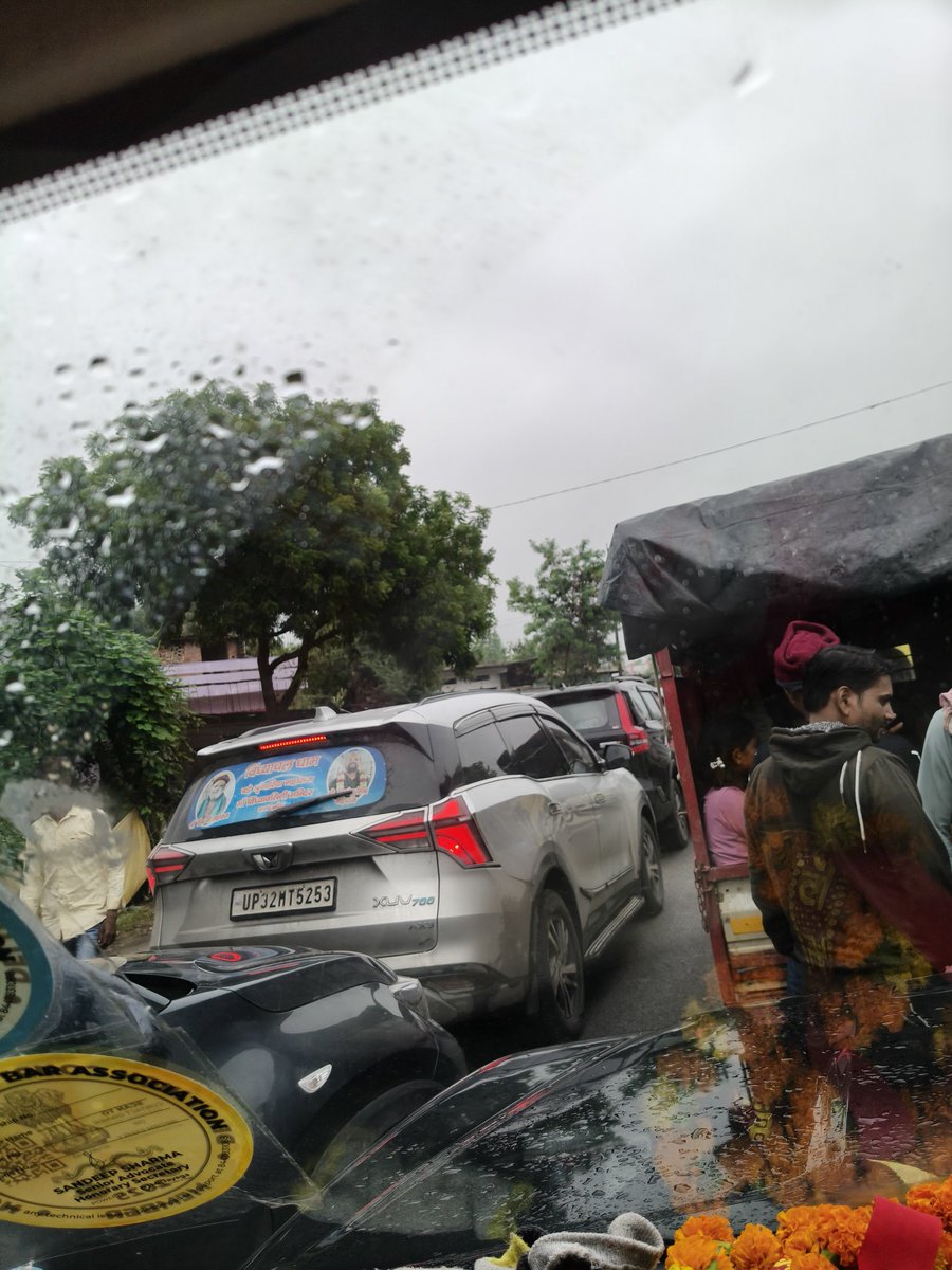gouravrai938's tweet image. @Uppolice @uptrafficpolice @dgpup @myogiadityanath @CMOfficeUP @mirzapurpolice @bhadohipolice @112UttarPradesh 
उत्तर प्रदेश के विंध्याचल धाम मंदिर जाते वक्त भदोही-मिर्जापुर रोड NH 135A पर बेवजह भयंकर जाम लगा हुआ है पिछले डेढ़ घंटे से मुझ सहित हजारो लोग इस भीषण जाम मे फंसे हुए है