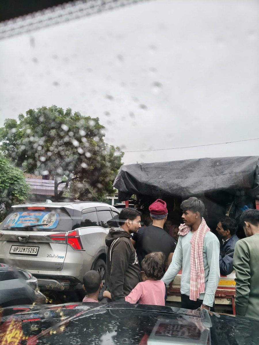 gouravrai938's tweet image. @Uppolice @uptrafficpolice @dgpup @myogiadityanath @CMOfficeUP @mirzapurpolice @bhadohipolice @112UttarPradesh 
उत्तर प्रदेश के विंध्याचल धाम मंदिर जाते वक्त भदोही-मिर्जापुर रोड NH 135A पर बेवजह भयंकर जाम लगा हुआ है पिछले डेढ़ घंटे से मुझ सहित हजारो लोग इस भीषण जाम मे फंसे हुए है