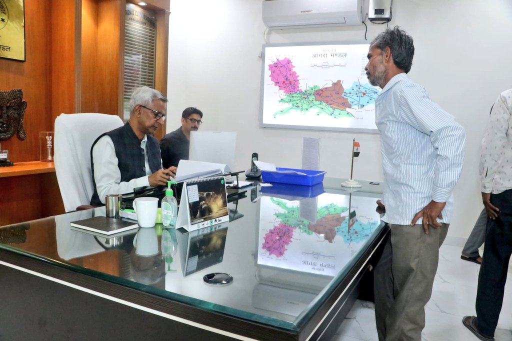 मण्डल आयुक्त कार्यालय कक्ष में #जनता_दर्शन में आए आमजन की समस्याओं को सुना. संबंधित अधिकारियों को गुणवत्तापूर्ण व समयबद्ध निस्तारित करने हेतु निर्देशित किया.

<a href="/CMOfficeUP/">CM Office, GoUP</a>