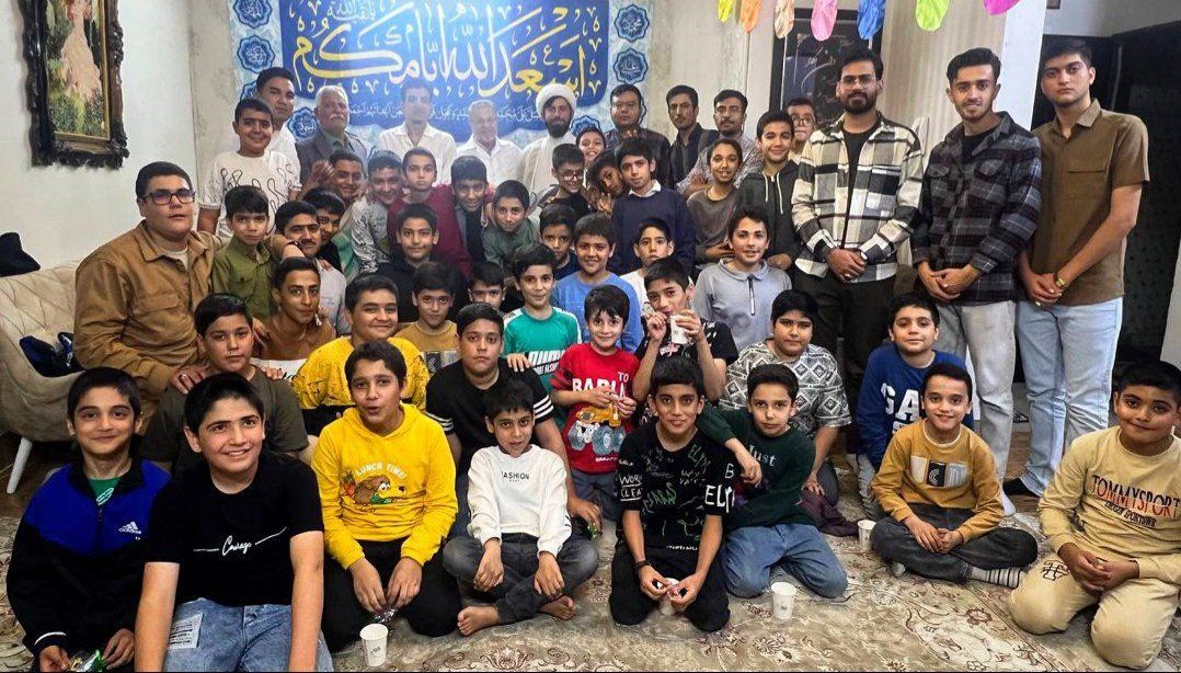 دلش به خدا وصل است، نگاهش به آینده‌ی روشن انقلاب. او فقط بزرگ نمی‌شود، می‌بالد.
#نسل_انقلابی 
#مدرسه_بسیج