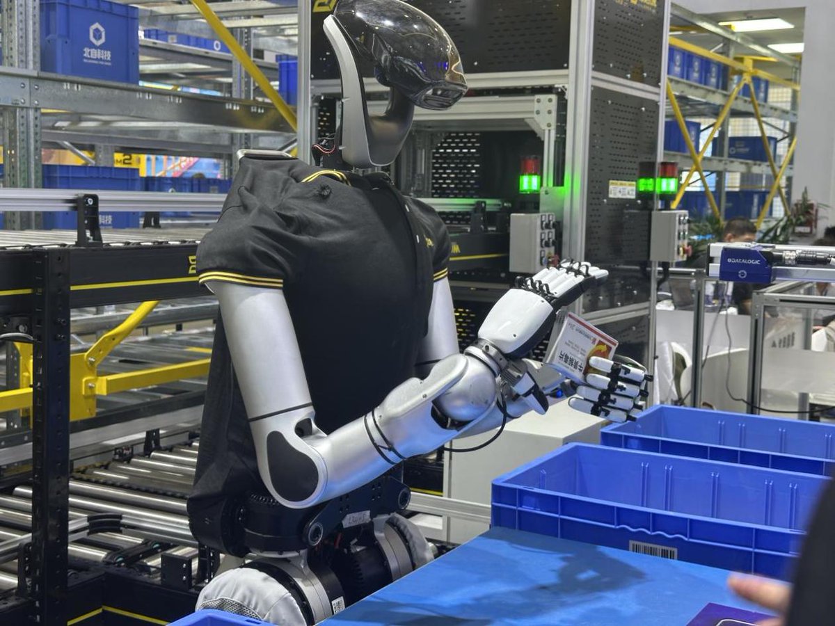 PulseTechverse's tweet image. در تاریخ ۲۸ اکتبر، بیست و پنجمین نمایشگاه CeMAT ASIA (نمایشگاه بین‌المللی فناوری لجستیک و سیستم‌های حمل و نقل آسیا) در شانگهای برگزار شد. شرکت Robotera با همکاری North Technology، راهکار لجستیک هوشمند مبتنی بر چشم‌انداز خود را در این نمایشگاه به نمایش گذاشت.