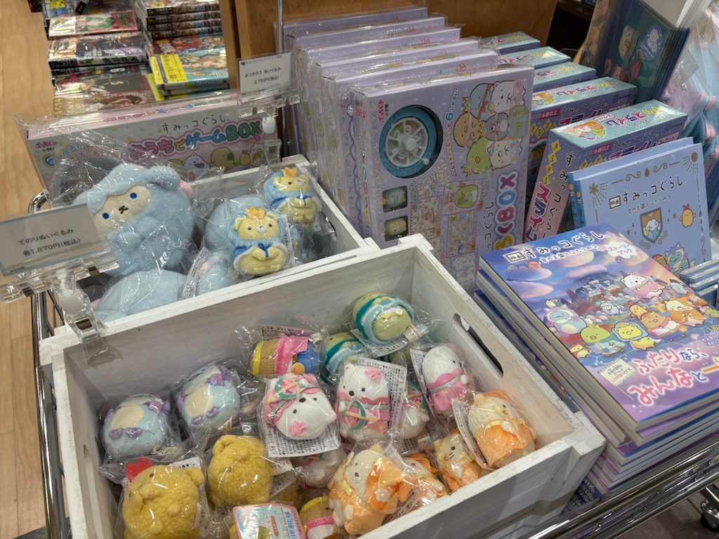 ssyajimaya's tweet image. #すみっコぐらしブックフェア 開催中です🌸🌸
 10/31公開「映画すみっコぐらし　空の王国とふたりのコ」のグッズに加え、ブックフェア限定のぬいぐるみも販売中！数量限定なので、お早めにお求めください⭐

#谷島屋　#サンストリート浜北