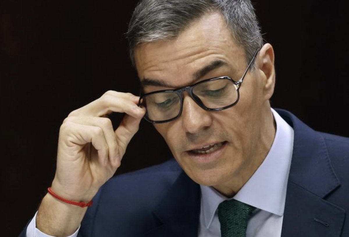 Que, tras una comparecencia de cinco horas en una comisión del Senado, el primer comentario sea por unas gafas quiere decir que alguien encargado de estrategia de comunicación (quizá Pedro Sánchez mismo) ha hecho su trabajo. ¿O qué?