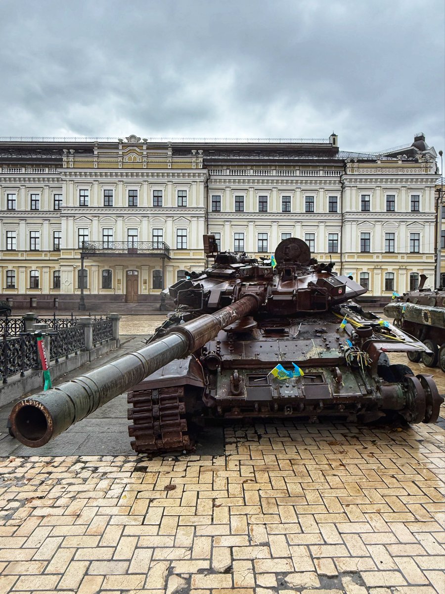 Diese Bilder widme ich ganz besonders meinen Hatern und allen übrigen Russen-Bots: Auf dem Michaelsplatz im Herzen von Kyiv verrotten und verrosten russische Panzer und Geschütze, die von den Ukrainer erbeutet wurden! #SlavaUkraïni 🇺🇦