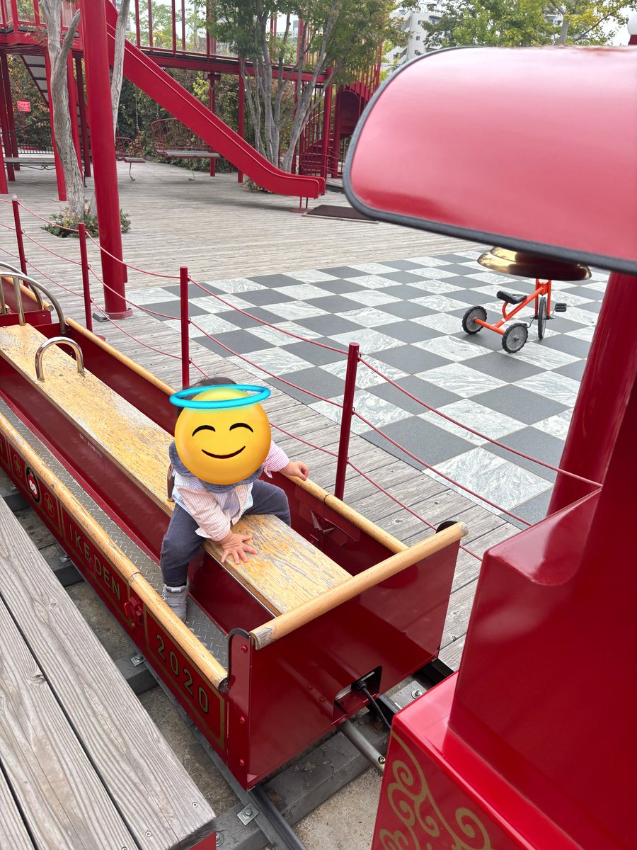 としまキッズパークへ行ってきた！
雨予報だったのもあって、ほとんど人いなかった✨

大好きな電車を３回くらい乗れて
楽しそうだった〜🚃
また連れて行ってあげたいし、これ無料はありがたすぎる🙏ブランコはお気に召さず。