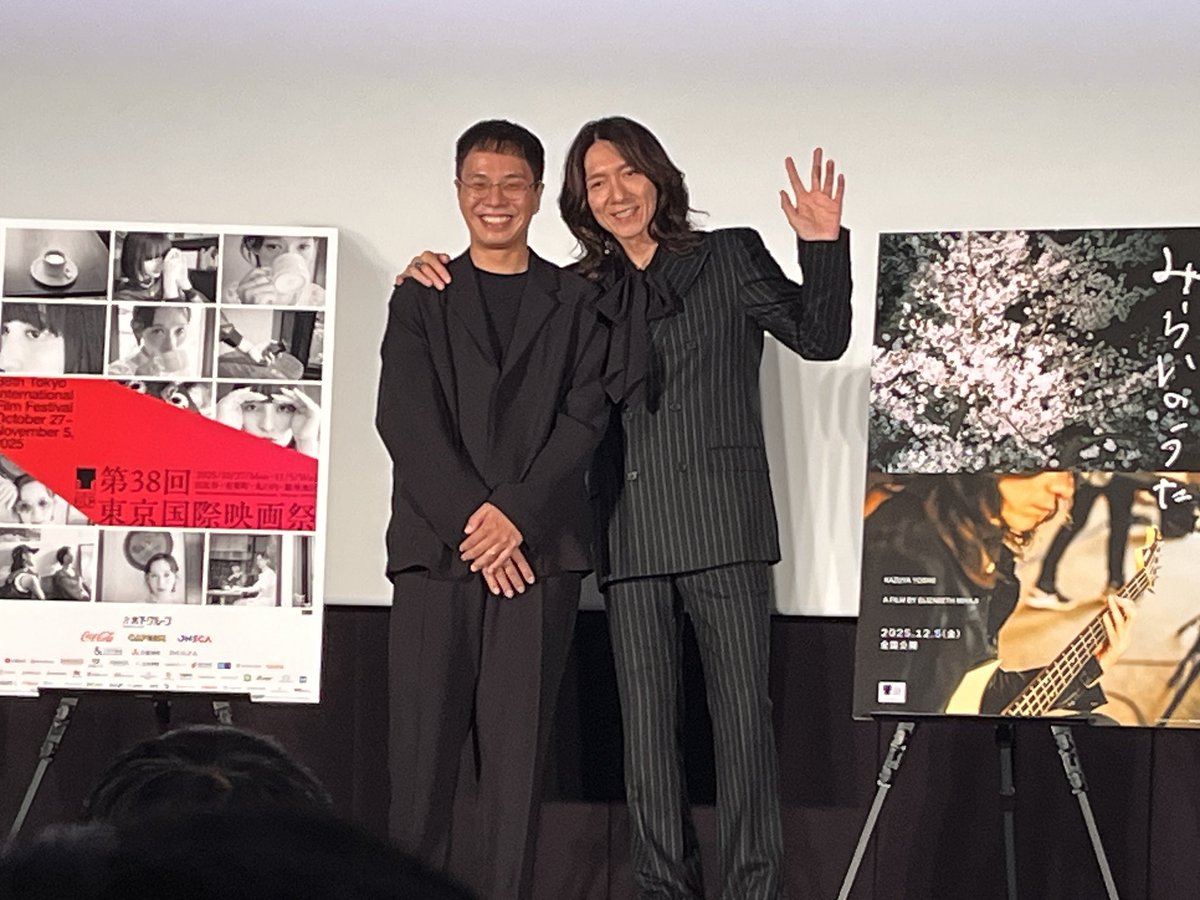 yoshi_sugarfix9's tweet image. #みらいのうた 終わりました。
かなり身構えていたのだけれど、なんというか終わったら心が温まる、そんな映画でした。
吉井さんと同年代だからこそ染みるものもあり。点と点がつながって今があるんだなぁ。

最後のフォトセッションおすそ分けします！
#吉井和哉
#エリザベス宮地
#東京国際映画祭
