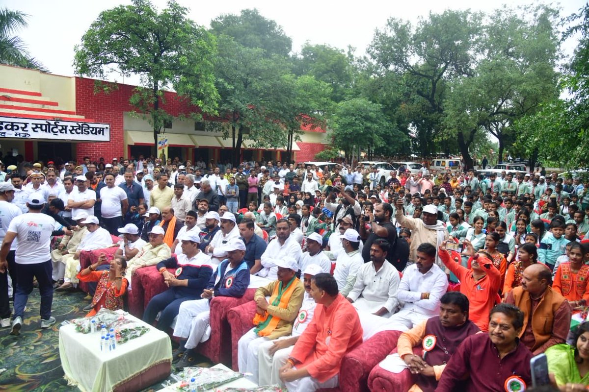 “इस मिट्टी में कुछ अनूठा है, जो कई बाधाओं के बावजूद हमेशा महान आत्माओं का निवास रहा है।”

मां भारती के महान सपूत, लौहपुरुष सरदार वल्लभ भाई पटेल जी की 150वीं जयंती पर आज अपने गृह जनपद मऊ स्थित डॉक्टर भीम राव आंबेडकर स्पोर्ट्स स्टेडियम में हजारों की संख्या में उपस्थित जनपदवासियों व