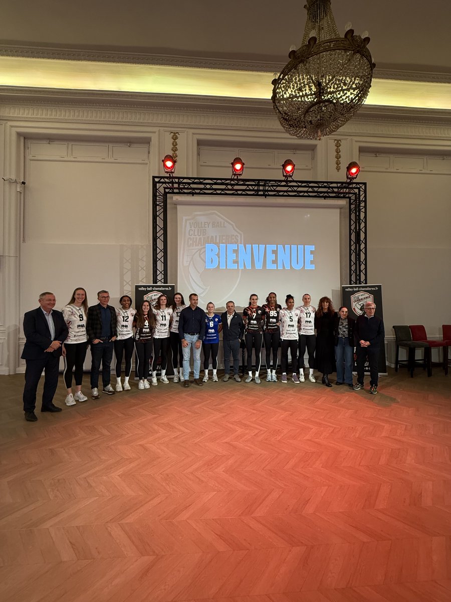 🚀 Pour clôturer ce mois d'octobre, le Stelsia Casino de Châtel-Guyon, partenaire leader du VBCC, a  accueilli hier l'ensemble des partenaires pour un moment convivial,  ponctué par le dévoilement des maillots. 
➡️ Lire l'article : urlr.me/GQbMZy