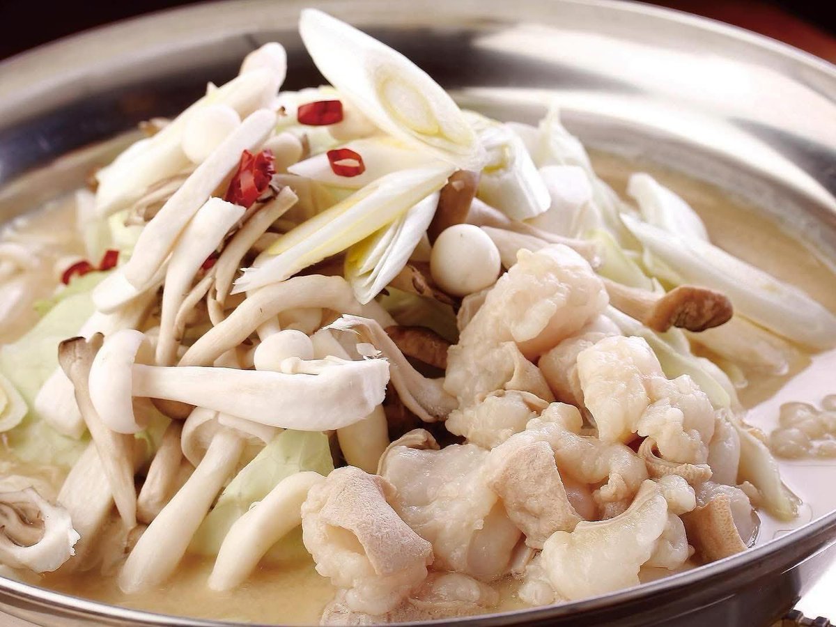 店主ジョーです😊
鍋シーズンが到来しました！今日は女性に人気のもつ鍋「豆乳味噌味もつ鍋」をご紹介します♪北海道旭川産白もつの旨味を100％引き出したもつ鍋で白もつ以外にキャベツ、キノコ、白ネギを使用しています。〆はチャンポンがおすすめです👍