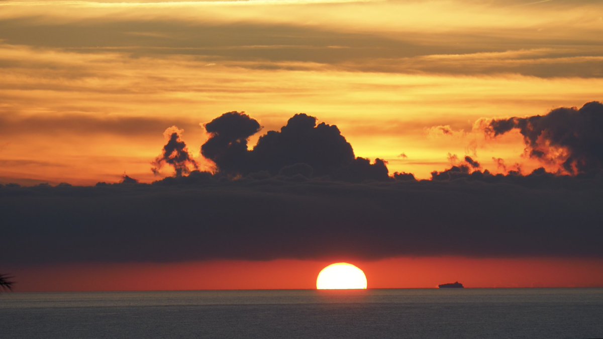 meblanch's tweet photo. Amanecer en octubre/ 31-10-2025 https://t.co/tk51uE45Vj