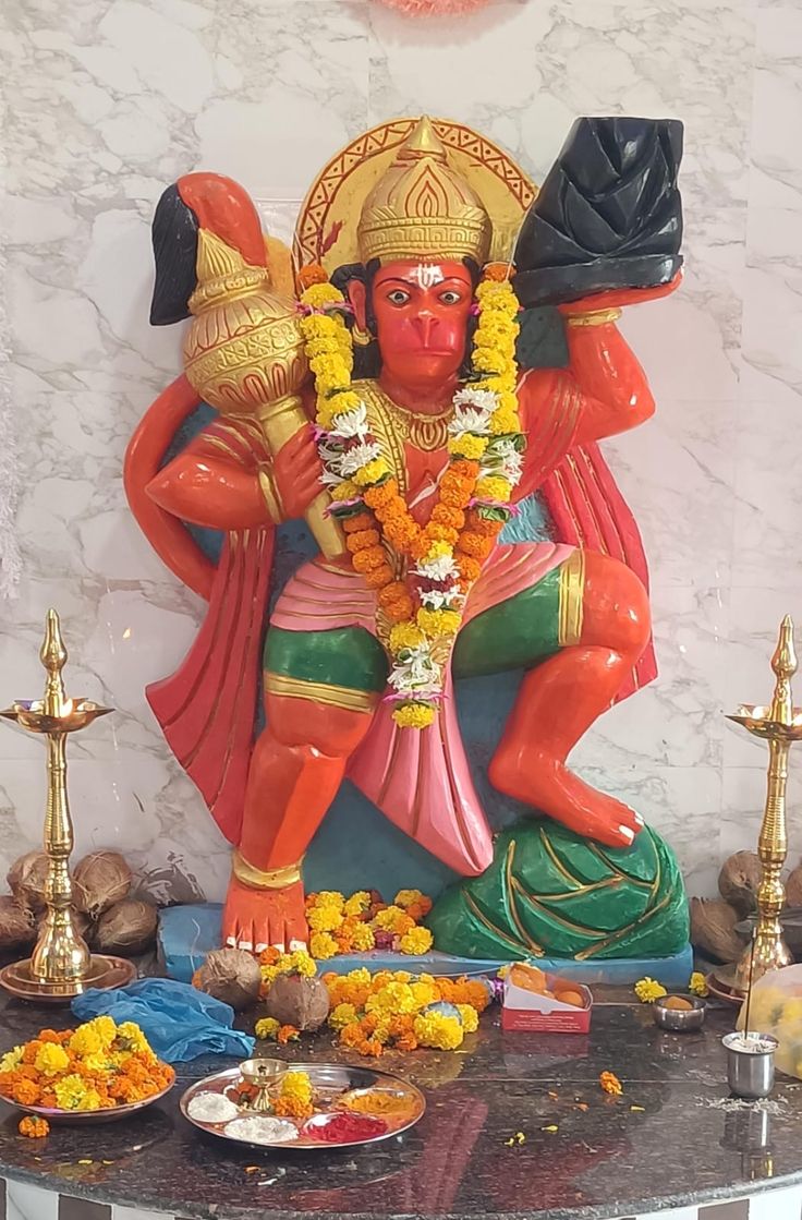 श्री राम दूत अतुलित बल धामा, अंजनी पुत्र पवन सूत नामा 
 जय बजरंग बली
