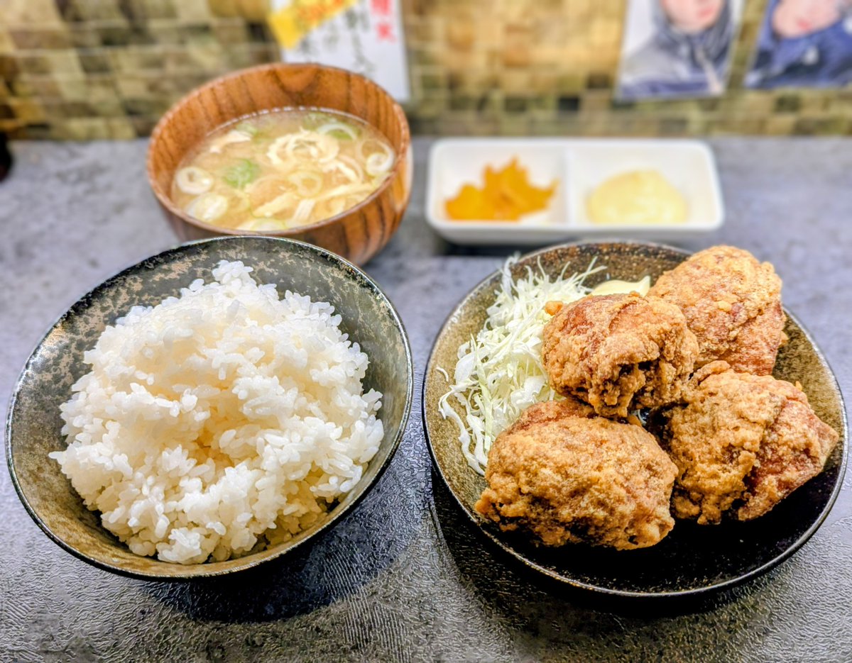 ike_mesi's tweet photo. @ichibankaraage
極もも唐揚げ定食

旨い！旨すぎる・・！
今まで食べた中で一番旨い唐揚げ専門店です！
皮が肉に挟まれないよう揚げているため、外はカリッと中はジューシー、下味のつけ方と揚げ方で他を圧倒する別格の旨さです！
こだわりの味噌汁で死角なしの定食です！

#一番唐揚げ #唐揚げ定食 https://t.co/vLtGFO5W8B