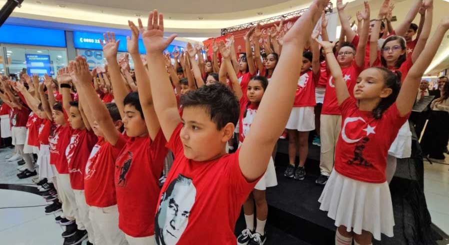 Şehmus Aslan, Bahçeşehir Koleji İskenderun Kampüsü’ndeki Cumhuriyet Bayramı kutlamalarının, kutlamadan çok geleceğe Cumhuriyet’in değerini ve bilincini aktardığını yazdı:
YAZIYOR YAZIYOR ‘BAHÇEŞEHİR KOLEJİ’ YAZIYOR!
sozgazetesi.com.tr/2025/10/31/yaz…
<a href="/bahcesehir_k12/">Bahçeşehir Koleji</a>